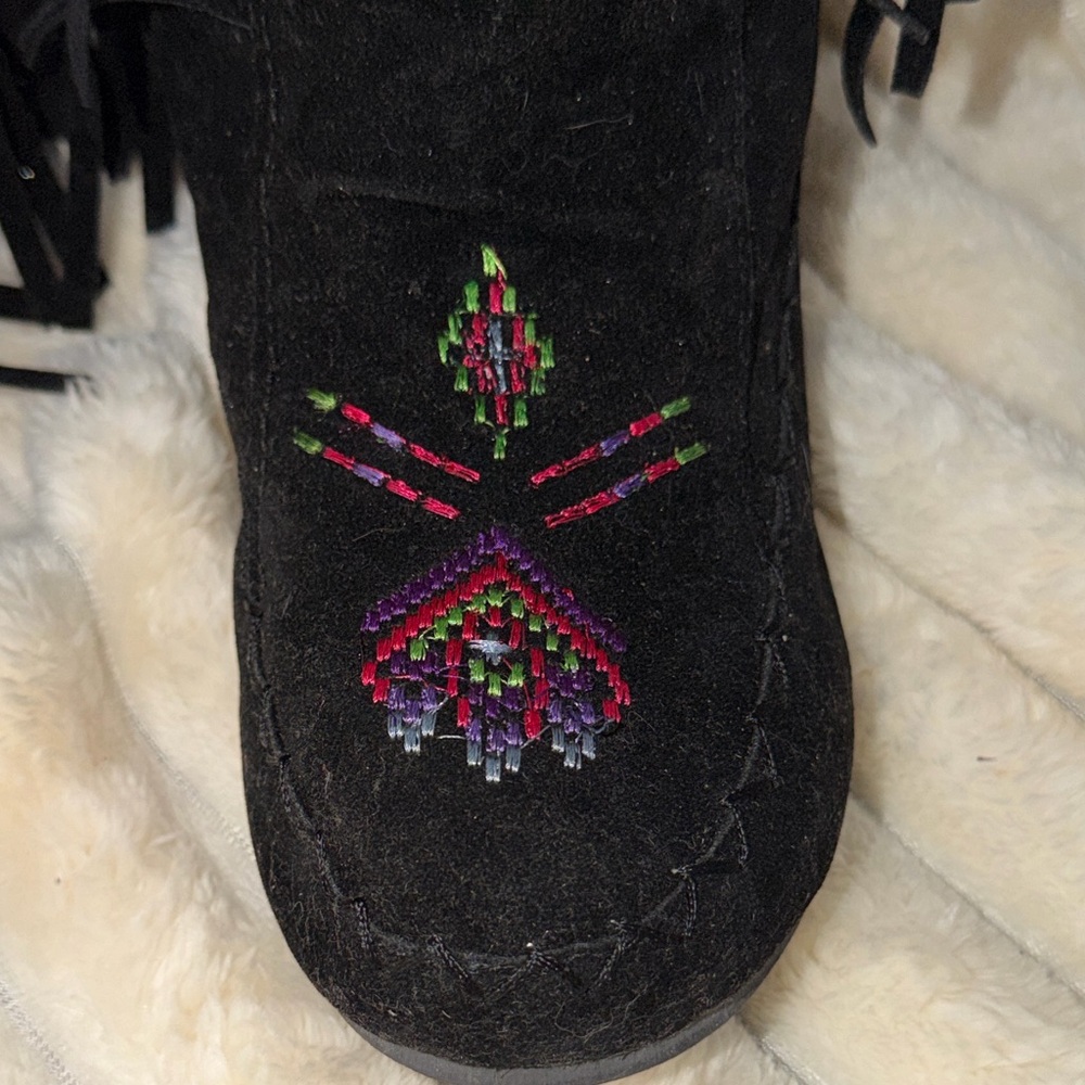 Unbranded 7.5 Black Fringe Embroidered Boho moccasin Boots w/Rubber Grip Soles - Picture 5 of 8